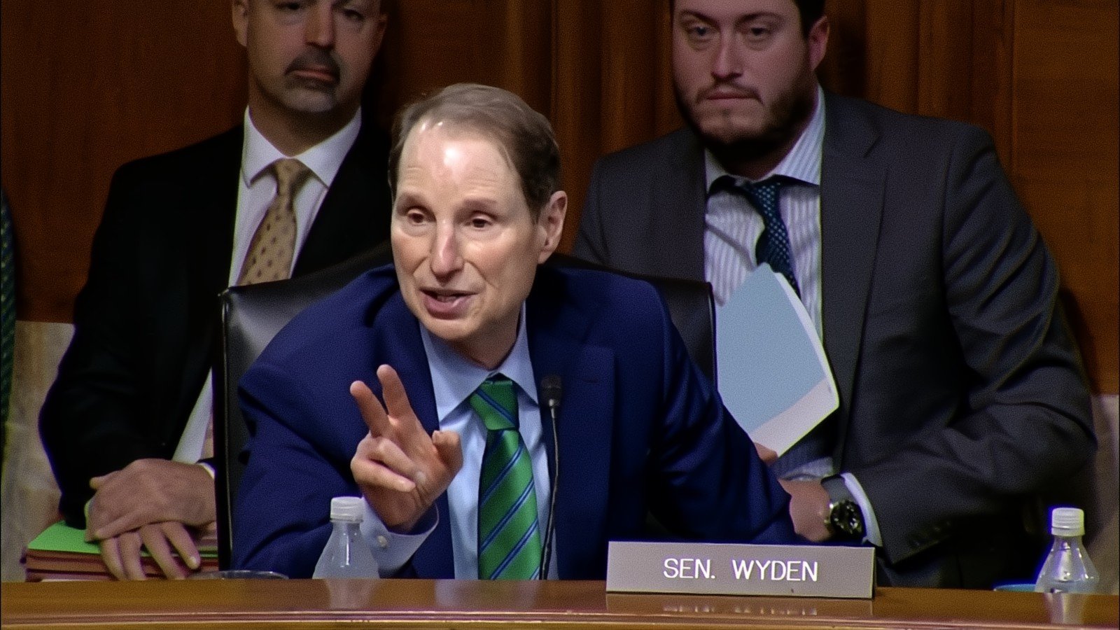 wyden-proposes-bill-to-secure-us-telecoms-after-salt-typhoon-hacks