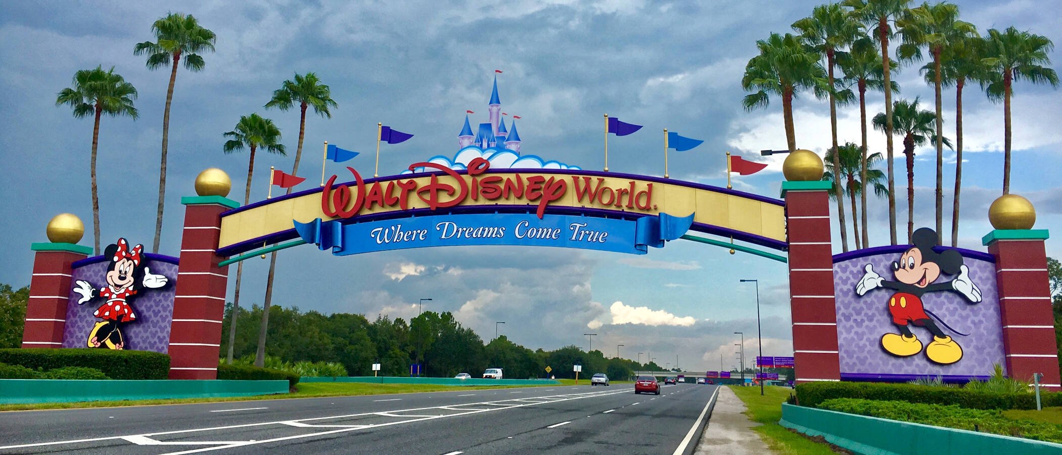 ex-disney-employee-gets-3-years-in-the-clink-for-goofy-attacks-on-mousey-menus