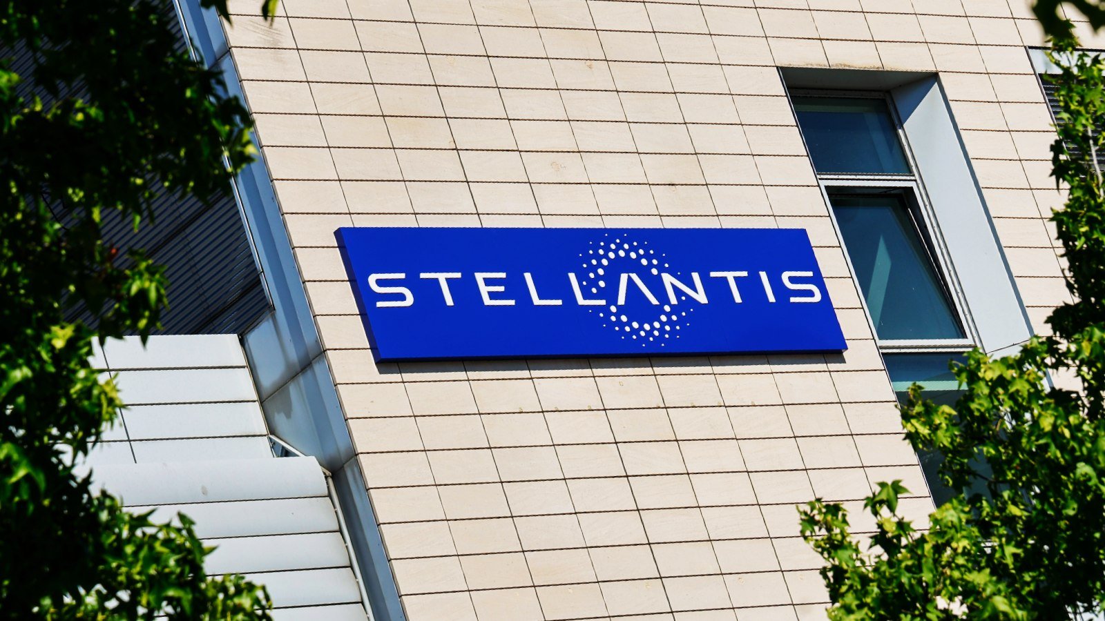 automaker-giant-stellantis-confirms-data-breach-after-salesforce-hack
