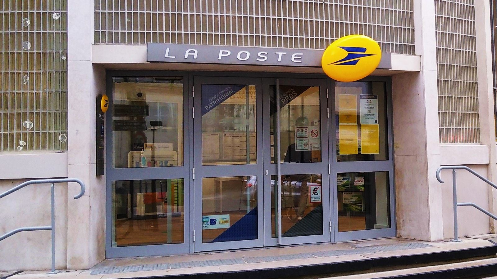 cyberattack-knocks-offline-france’s-postal,-banking-services