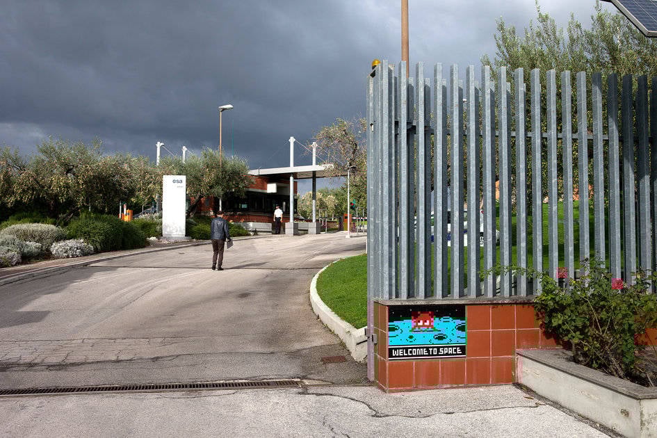 esa-calls-cops-as-crims-lift-off-500-gb-of-files,-say-security-black-hole-still-open