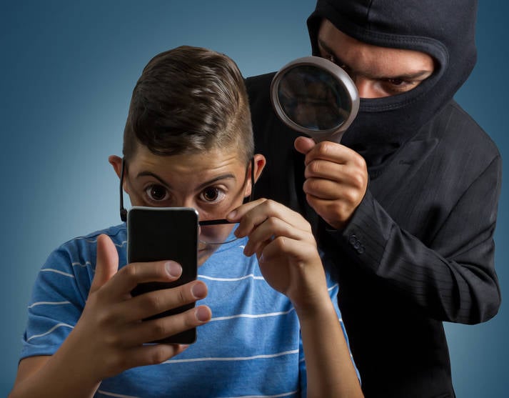 state-snoops-and-spyware-vendors-planting-info-stealing-malware-on-iphones,-google-warns