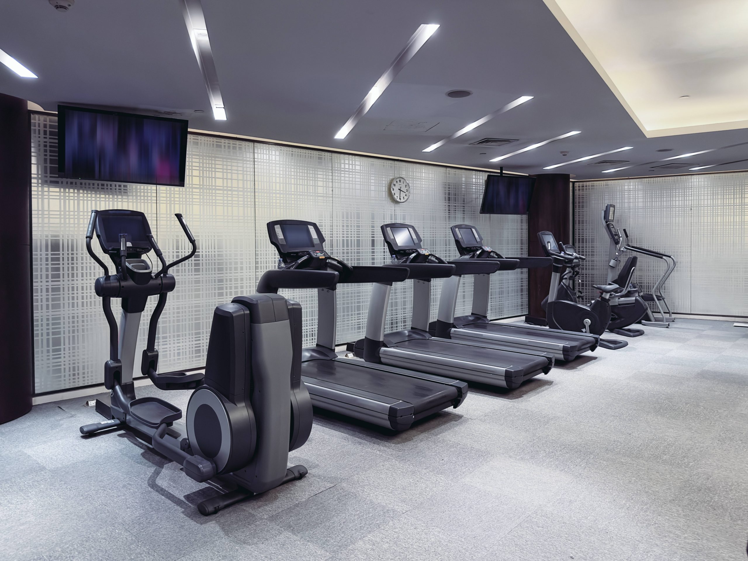 sticky-note-security-turned-gym-into-hall-of-’80s-horrors