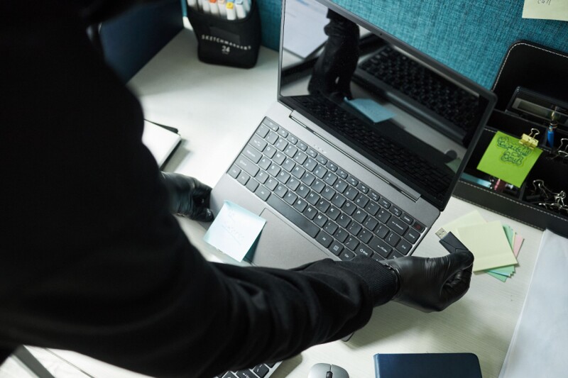 if-you-don’t-fall-for-these-extortionists’-calls,-they’ll-show-up-with-usb-sticks if-you-don’t-fall-for-these-extortionists’-calls,-they’ll-show-up-with-usb-sticks