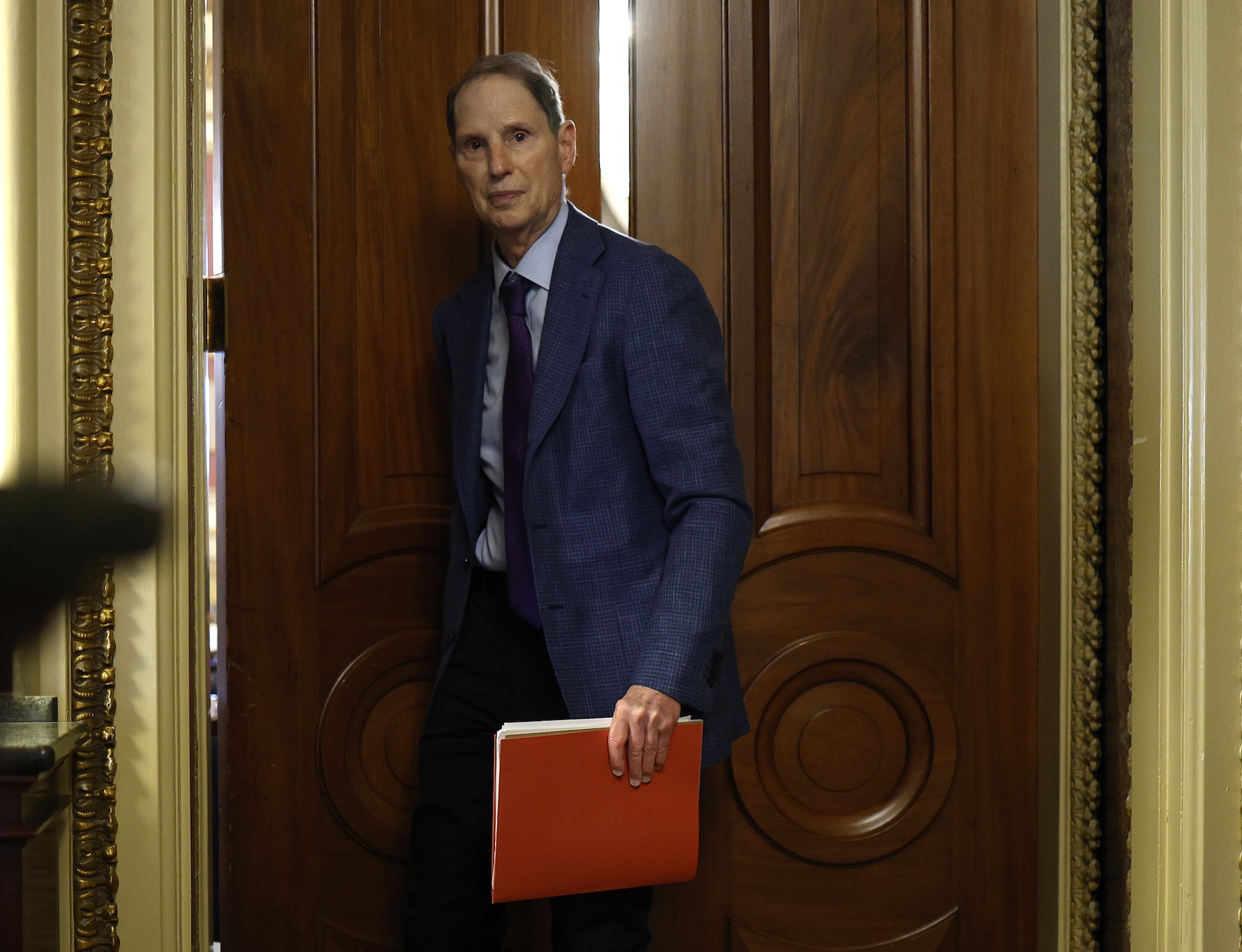 sen.-wyden-urges-feds-to-discard-older,-insecure,-public-facing-vpns