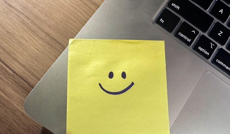 it-department-put-sticky-notes-on-the-laptops-to-help-employees-log-in